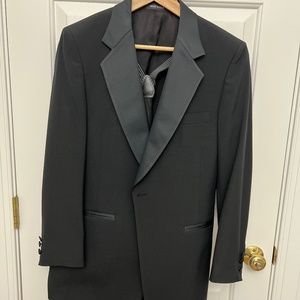 King's Row Full Tuxedo with Suspenders 40R Jacket/ 34 Pants